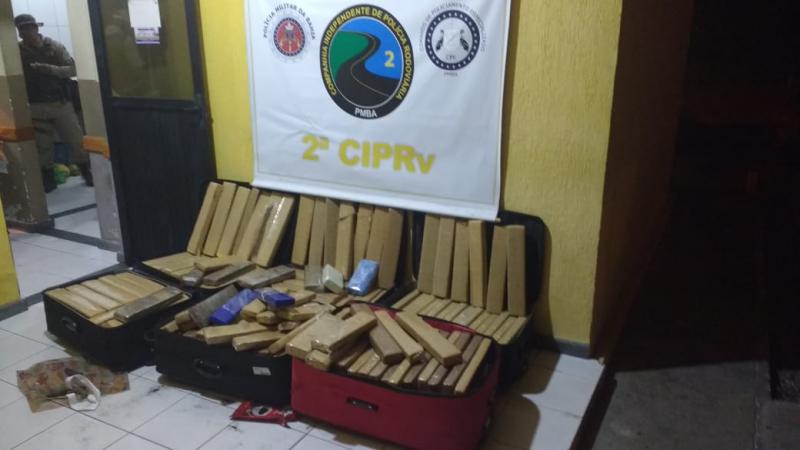 Polícia Rodoviária apreende quase meia tonelada de drogas com mulher em Tanhaçu