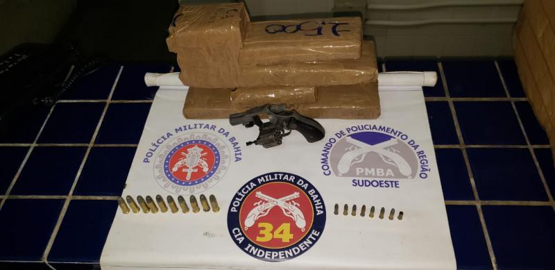 Ibicoara: Polícia prende duas pessoas com drogas e arma no distrito de Cascavel