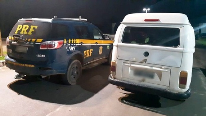 Kombi roubada em 2015 é apreendida em rodovia da BA sendo utilizada como transporte escolar