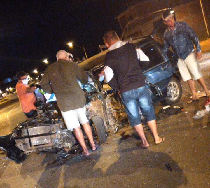 Brumado: Carro colide contra caminhão tanque na BA-148; automóvel ficou destruído