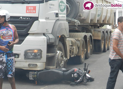 Carreta passa por cima de moto na Coronel Santos