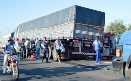 Jovem com depressão se joga contra carreta