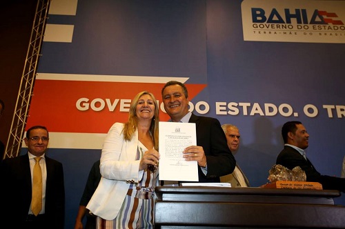 Terezinha Baleeiro assina convênio que garante aquisição de dessalinizador para localidade de Malhada de Pedras