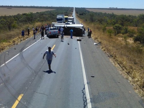 Correntina: Carreta bate contra  avião que era transportado em um reboque e tomba na BR-020