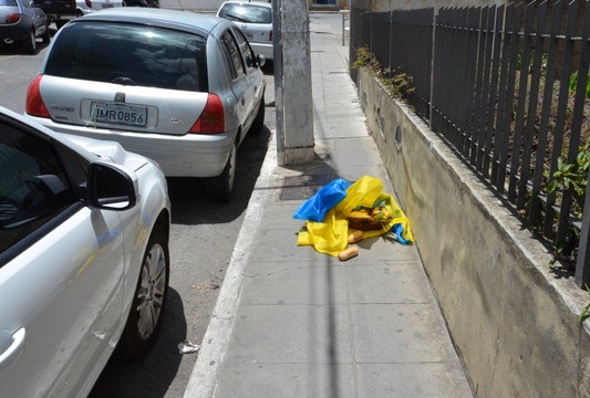 Atos de macumbaria em frente ao Fórum