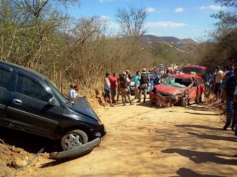 MACAÚBAS: Duas pessoas morrem em acidente em estrada de terra na zona rural