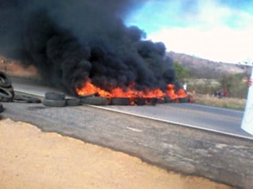 Anagé: Após atropelamento de idosa populares bloqueiam BA-262 em protesto