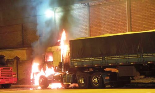 Luis Eduardo Magalhães: Carreta de suspeito de matar idosos é incendiada em frente à delegacia