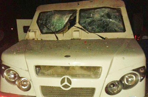 Bandidos explodem carro forte e levam malotes