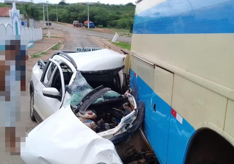 Motorista colide na traseira de ônibus na entrada de Tanhaçu