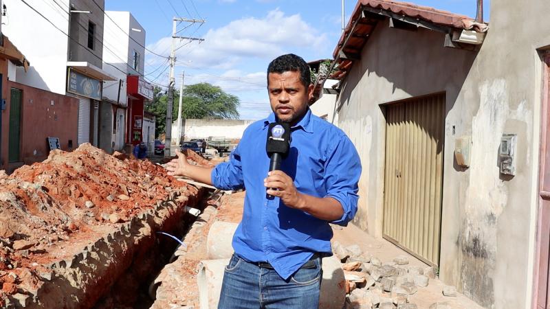 Embasa não realiza esgotamento em Brumado e a prefeitura paga a conta para sanar os problemas da população