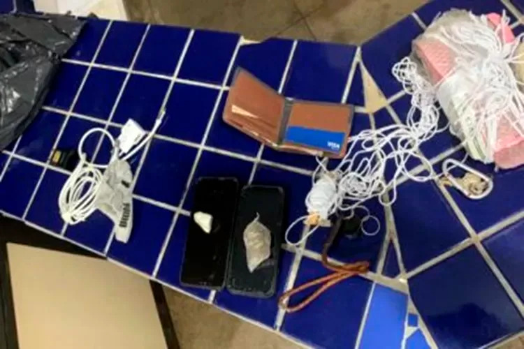 Drogas e celulares que seriam jogados no conjunto penal são apreendias pela Polícia Penal