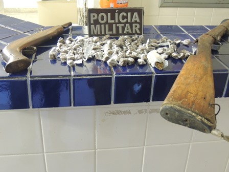 Núcleo de Inteligência da policia apreende Drogas e armas no Bairro Urbis II