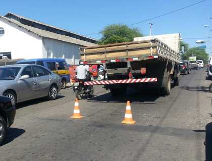 Caminhão quebra na Av. Mourão Guimarães e o trânsito fica lento