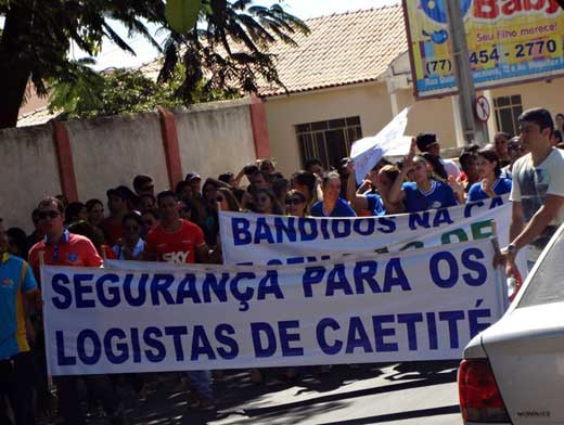 Comerciantes fazem ato de protesto contra a onda de violência na cidade