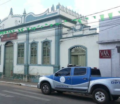Bandidos arrombam farmácia no centro a cidade