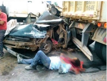 Luís Eduardo Magalhães: Carro é esmagado entre duas carretas na BR 242