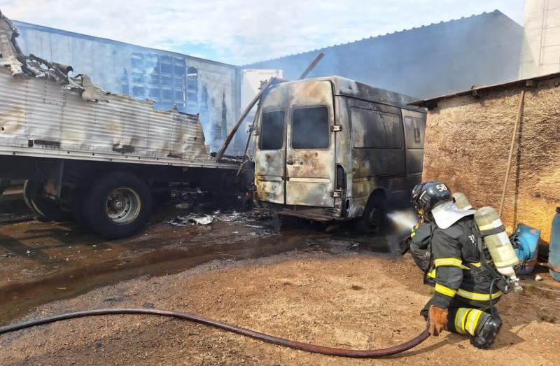 Bombeiros debelam incêndio em garagem com 18 veículos em Vitória da Conquista