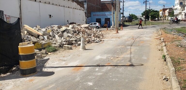 Prefeitura de Brumado realiza demolição de imóvel para ampliação de rua paralela à linha férrea