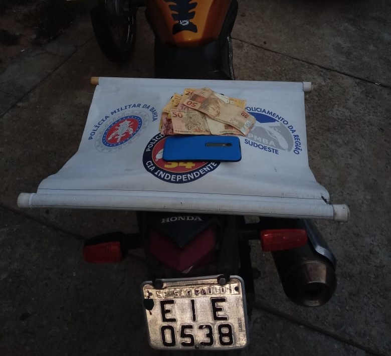 Dois homens são presos após roubarem churrascaria em Aracatu