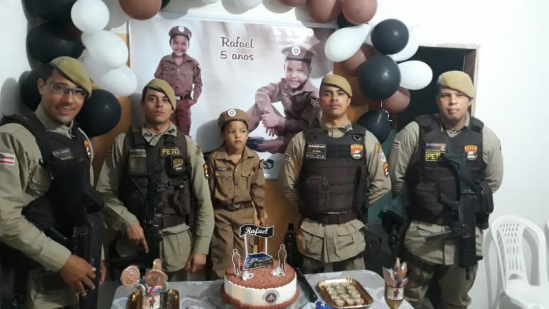 Brumado: Polícia Militar faz surpresa e realiza sonho de garoto de 5 anos com aniversário temático