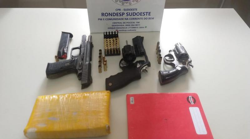 Traficantes são presos portando pistola, revólveres, munições e tablete de cocaína em Vitória da Conquista 