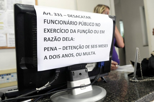 Mulher desacata agente de trânsito. Caso foi parar na delegacia.