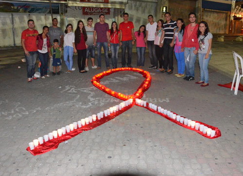 Em praça pública, estudantes de Medicina realizam campanha contra AIDS