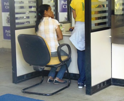 Menor se descuida e ladrão furta bolsa dentro de supermercado