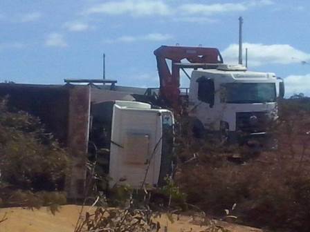 Caçamba tomba em estrada vicinal e interdita pista