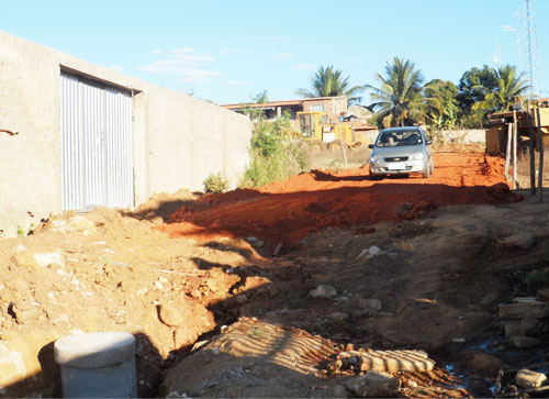 Prefeitura realiza obra de pavimentação e esgotamento na Rua Benjamim