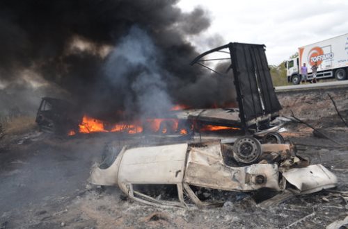 Poções: Acidente na BR-116 duas pessoas morrem carbonizadas