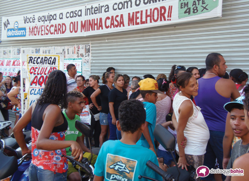 Dezenas de pessoas formam fila em “Saldão dos acidentados”