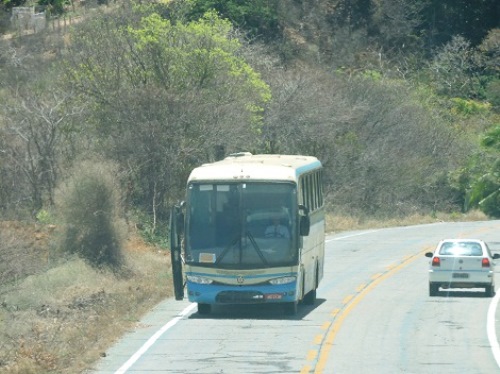 Ônibus trafegando na BA-148 trecho Livramento/Rio de Contas com a porta aberta 
