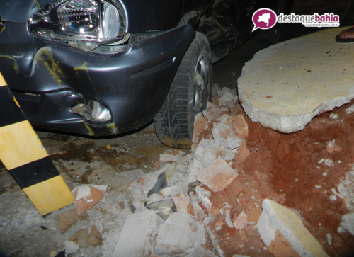 Foi desviar de um Buraco, bateu o carro e quase perdeu a vida na Av. Centenário