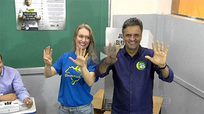 Aécio Neves vota em Belo Horizonte acompanhado da mulher