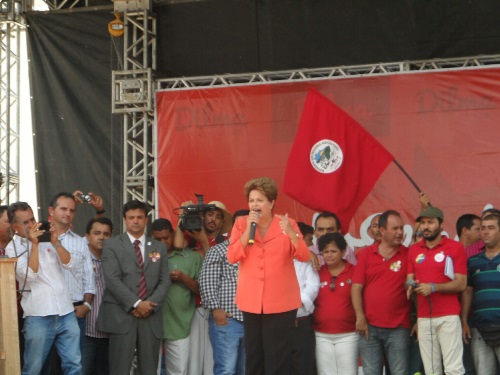 Dilma é reeleita na disputa mais apertada da história e PT ganha seu 4º mandato