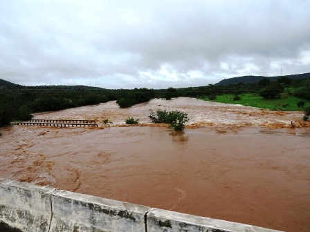 Rios e barragens transbordam e comunidades ficam isoladas