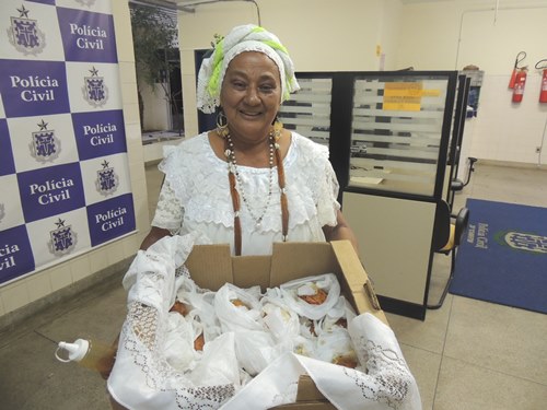 Baiana mantém tradição e leva acarajé aos presos