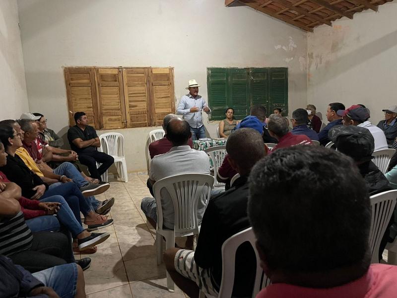 Prefeito de Guajeru ouve demandas da comunidade de Serra Linda
