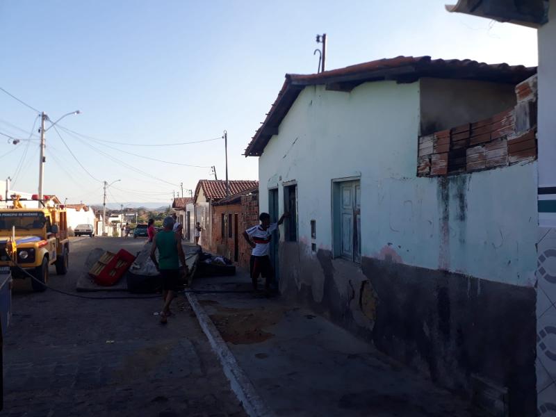 Casa pega fogo no bairro Monte Pascoal em Guanambi