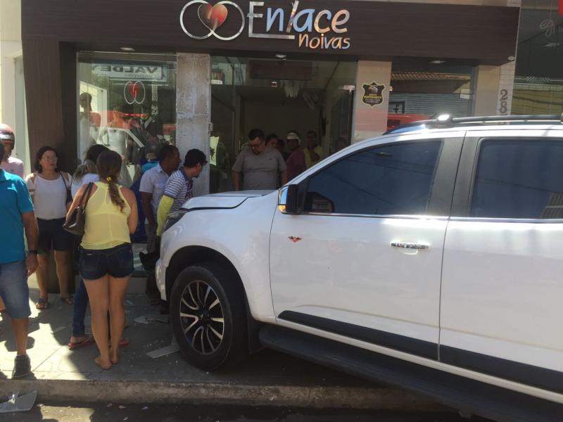 Veja o vídeo: carro desgovernado provoca acidente no centro de Brumado