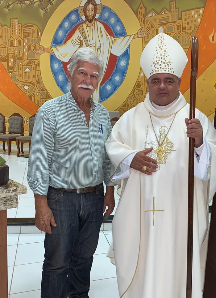 Prefeito Eduardo Vasconcelos e Bispo de Caetité comparecem à missa em comemoração aos 15 anos da CARP em Brumado