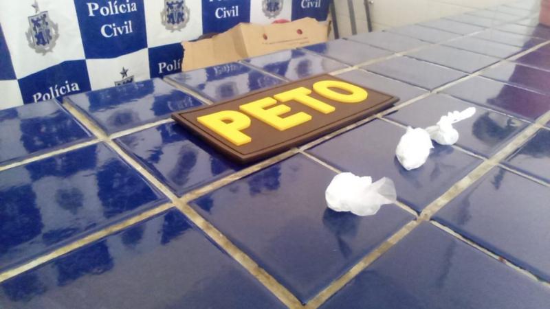Mulher é presa com drogas no Bairro do Mercado em Brumado