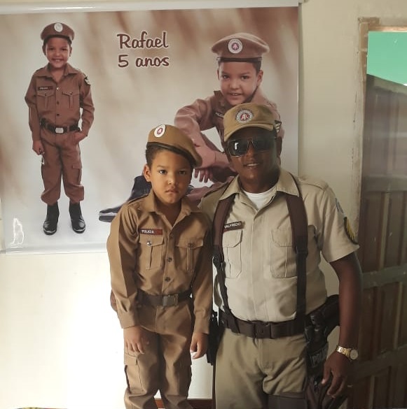Brumado: Polícia Militar faz surpresa e realiza sonho de garoto de 5 anos com aniversário temático