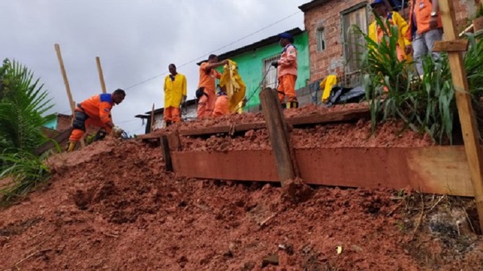 Quatro casas são interditadas após deslizamento de terra na Bahia