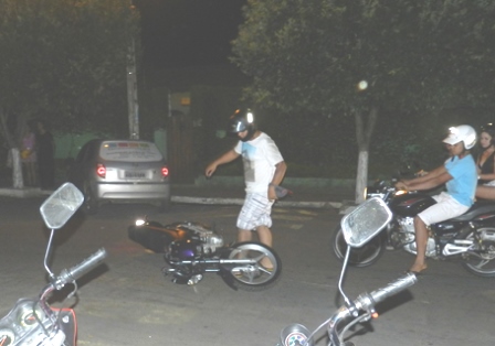 Foi fazer bonito, se deu mal: Jovem cai ao tentar empinar moto na praça da prefeitura