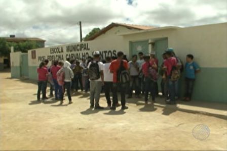 Vitória da Conquista: Escola faz rodízio de aulas por falta de carteiras 