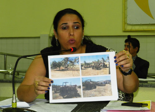 Tratores que poderiam beneficiar comunidades estão parados há mais de 3 meses, denuncia vereadora