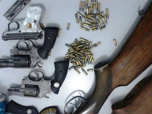 Homem é preso pela Guarnição da CIPE/SUDOESTE enquanto realizava manutenção em várias armas dentro de sua residência